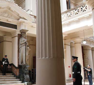 La Corte Suprema acogió un recurso de amparo y dejó sin efecto la prisión preventiva de un imputado por microtráfico en Talca, ordenando arresto domiciliario total y arraigo nacional, al constatar falta de fundamentación suficiente en la resolución impugnada.