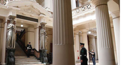 La Corte Suprema acogió un recurso de amparo y dejó sin efecto la prisión preventiva de un imputado por microtráfico en Talca, ordenando arresto domiciliario total y arraigo nacional, al constatar falta de fundamentación suficiente en la resolución impugnada.
