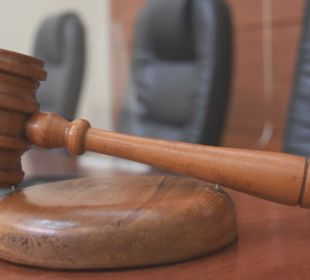 La condena de 14 años de presidio efectivo dictada por el Tribunal de Juicio Oral en lo Penal de Concepción constituye una de las sanciones más severas aplicadas en materia de delitos sexuales contra menores, considerando la reiteración de los hechos y la prolongación de las agresiones durante más de cuatro años.