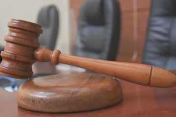 La condena de 14 años de presidio efectivo dictada por el Tribunal de Juicio Oral en lo Penal de Concepción constituye una de las sanciones más severas aplicadas en materia de delitos sexuales contra menores, considerando la reiteración de los hechos y la prolongación de las agresiones durante más de cuatro años.