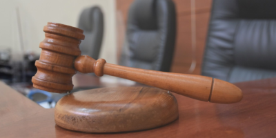 La condena de 14 años de presidio efectivo dictada por el Tribunal de Juicio Oral en lo Penal de Concepción constituye una de las sanciones más severas aplicadas en materia de delitos sexuales contra menores, considerando la reiteración de los hechos y la prolongación de las agresiones durante más de cuatro años.