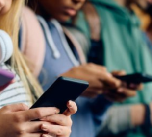 Senado busca prohibir redes sociales a menores de 14 años