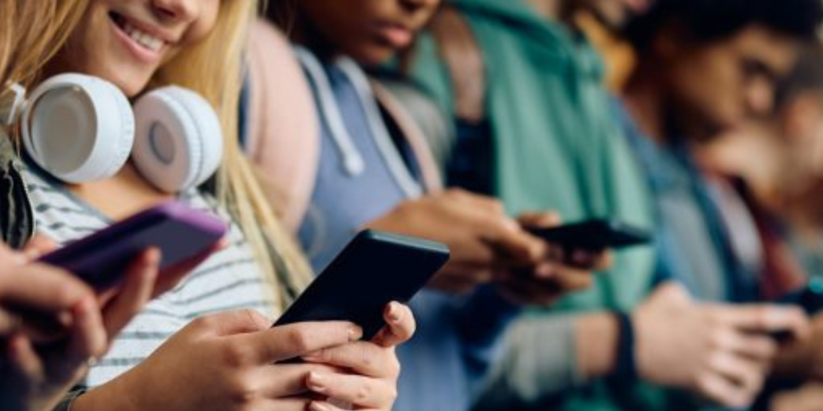 Senado busca prohibir redes sociales a menores de 14 años | Diario ...
