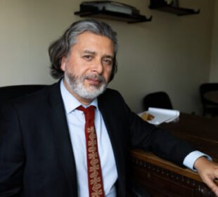 Corte anula condena por críticas al juez Urrutia y absuelve a usuario de X