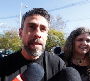 La Corte de Apelaciones de Santiago acogió los recursos presentados por la Fiscalía Metropolitana Oriente y los querellantes, dejando sin efecto la flexibilización de medidas cautelares otorgada a Jorge Valdivia y ordenando restablecer el arresto domiciliario nocturno mientras continúa la investigación por delitos sexuales.