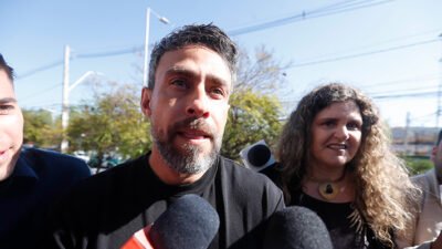 La Corte de Apelaciones de Santiago acogió los recursos presentados por la Fiscalía Metropolitana Oriente y los querellantes, dejando sin efecto la flexibilización de medidas cautelares otorgada a Jorge Valdivia y ordenando restablecer el arresto domiciliario nocturno mientras continúa la investigación por delitos sexuales.