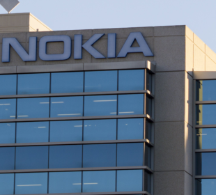 La empresa Nokia presentó una querella por fraude informático, administración desleal y falsificación de instrumento privado contra un excontador senior, a quien acusa de desviar más de $2.212 millones mediante un sofisticado esquema de transferencias fraudulentas durante al menos cinco años.