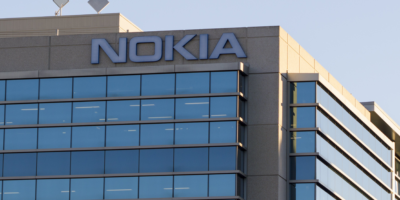 La empresa Nokia presentó una querella por fraude informático, administración desleal y falsificación de instrumento privado contra un excontador senior, a quien acusa de desviar más de $2.212 millones mediante un sofisticado esquema de transferencias fraudulentas durante al menos cinco años.