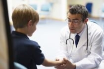 La Corte Suprema confirmó la sentencia que ordenó a Fonasa y al Ministerio de Salud otorgar la cobertura integral del medicamento Voxzogo a un niño de cinco años con acondroplasia, concluyendo que la negativa administrativa comprometía su derecho a la vida, a la integridad física y al interés superior del niño.