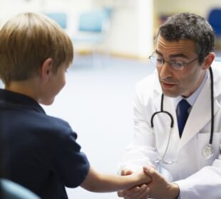 La Corte Suprema confirmó la sentencia que ordenó a Fonasa y al Ministerio de Salud otorgar la cobertura integral del medicamento Voxzogo a un niño de cinco años con acondroplasia, concluyendo que la negativa administrativa comprometía su derecho a la vida, a la integridad física y al interés superior del niño.
