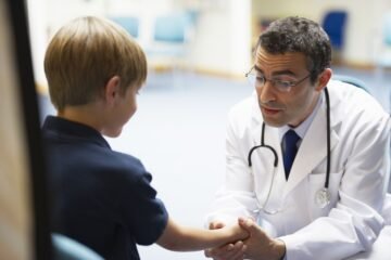 La Corte Suprema confirmó la sentencia que ordenó a Fonasa y al Ministerio de Salud otorgar la cobertura integral del medicamento Voxzogo a un niño de cinco años con acondroplasia, concluyendo que la negativa administrativa comprometía su derecho a la vida, a la integridad física y al interés superior del niño.