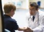 La Corte Suprema confirmó la sentencia que ordenó a Fonasa y al Ministerio de Salud otorgar la cobertura integral del medicamento Voxzogo a un niño de cinco años con acondroplasia, concluyendo que la negativa administrativa comprometía su derecho a la vida, a la integridad física y al interés superior del niño.
