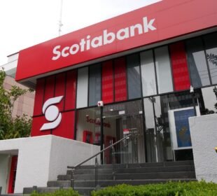 El máximo tribunal respaldó la decisión de Scotiabank de cerrar unilateralmente una cuenta corriente empresarial tras detectar movimientos financieros considerados inusuales. La sentencia reafirma las facultades de los bancos en materia de prevención del lavado de activos, la naturaleza fiduciaria de la cuenta corriente y los límites del recurso de protección frente a controversias contractuales.