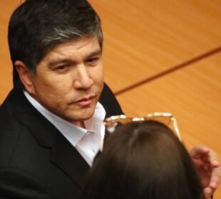 El Séptimo Juzgado de Garantía de Santiago reemplazó el arresto domiciliario total de Manuel Monsalve por arresto domiciliario nocturno. La Fiscalía Centro Norte se opuso a la rebaja y anunció que apelará para intentar restablecer la cautelar anterior.