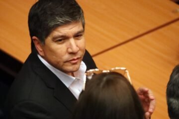 El Séptimo Juzgado de Garantía de Santiago reemplazó el arresto domiciliario total de Manuel Monsalve por arresto domiciliario nocturno. La Fiscalía Centro Norte se opuso a la rebaja y anunció que apelará para intentar restablecer la cautelar anterior.
