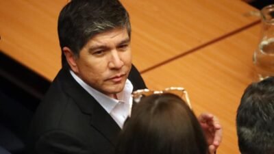 El Séptimo Juzgado de Garantía de Santiago reemplazó el arresto domiciliario total de Manuel Monsalve por arresto domiciliario nocturno. La Fiscalía Centro Norte se opuso a la rebaja y anunció que apelará para intentar restablecer la cautelar anterior.