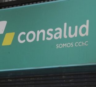La Corte de Apelaciones de La Serena ordenó a Isapre Consalud equiparar íntegramente las coberturas de salud mental y física de un afiliado, pese a que su plan fue contratado antes de 2022. La institución apeló ante la Corte Suprema, que deberá resolver si el nuevo estándar puede aplicarse a contratos anteriores.