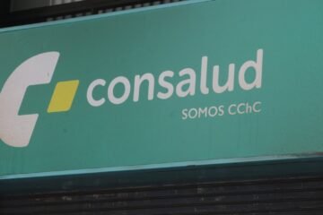La Corte de Apelaciones de La Serena ordenó a Isapre Consalud equiparar íntegramente las coberturas de salud mental y física de un afiliado, pese a que su plan fue contratado antes de 2022. La institución apeló ante la Corte Suprema, que deberá resolver si el nuevo estándar puede aplicarse a contratos anteriores.