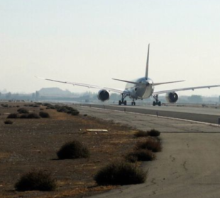 Un documento reservado de la DGAC identificó durante 2025 decenas de observaciones técnicas en la infraestructura aeroportuaria chilena, incluyendo los aeropuertos Arturo Merino Benítez, Chacalluta y Punta Arenas, ordenando su corrección para mantener los estándares de seguridad operacional.