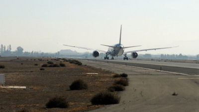 Un documento reservado de la DGAC identificó durante 2025 decenas de observaciones técnicas en la infraestructura aeroportuaria chilena, incluyendo los aeropuertos Arturo Merino Benítez, Chacalluta y Punta Arenas, ordenando su corrección para mantener los estándares de seguridad operacional.