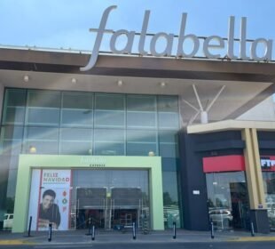 La Corte de Apelaciones de Santiago acogió el recurso de protección de una consumidora y ordenó a CMR Falabella detener las cobranzas relacionadas con operaciones denunciadas como fraudulentas. La empresa también deberá bloquear temporalmente la deuda en Dicom, Equifax y los registros de la CMF.