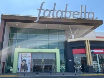 La Corte de Apelaciones de Santiago acogió el recurso de protección de una consumidora y ordenó a CMR Falabella detener las cobranzas relacionadas con operaciones denunciadas como fraudulentas. La empresa también deberá bloquear temporalmente la deuda en Dicom, Equifax y los registros de la CMF.