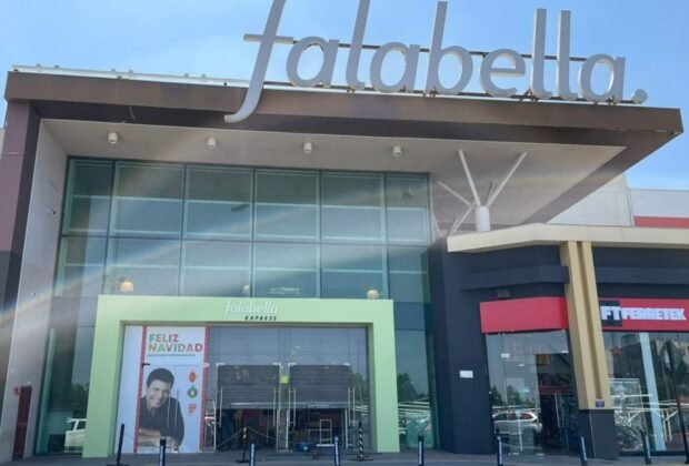 La Corte de Apelaciones de Santiago acogió el recurso de protección de una consumidora y ordenó a CMR Falabella detener las cobranzas relacionadas con operaciones denunciadas como fraudulentas. La empresa también deberá bloquear temporalmente la deuda en Dicom, Equifax y los registros de la CMF.