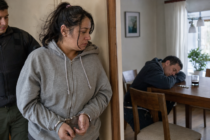 La Corte de Apelaciones de Punta Arenas mantuvo en prisión preventiva a Karina Pillanchin Santander. La Fiscalía sostiene que contactaba a personas mediante perfiles falsos, concertaba encuentros y presuntamente mezclaba clonazepam en sus bebidas para robarles.