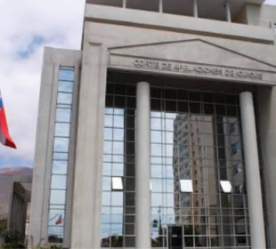 La Corte de Apelaciones de Iquique elevó a $35 millones la indemnización por daño moral que el fisco deberá pagar a María Nardy Ribera Méndez. La mujer permaneció siete meses en prisión preventiva después de que tres envases de queratina adquiridos en Bolivia arrojaran un falso positivo a cocaína.