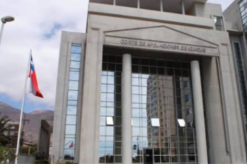 La Corte de Apelaciones de Iquique elevó a $35 millones la indemnización por daño moral que el fisco deberá pagar a María Nardy Ribera Méndez. La mujer permaneció siete meses en prisión preventiva después de que tres envases de queratina adquiridos en Bolivia arrojaran un falso positivo a cocaína.
