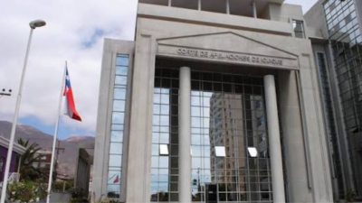 La Corte de Apelaciones de Iquique elevó a $35 millones la indemnización por daño moral que el fisco deberá pagar a María Nardy Ribera Méndez. La mujer permaneció siete meses en prisión preventiva después de que tres envases de queratina adquiridos en Bolivia arrojaran un falso positivo a cocaína.