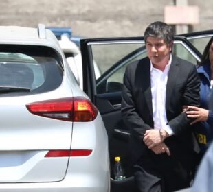 La Corte de Apelaciones de Santiago dejó sin efecto la multa de 40 UTM impuesta por el CNTV a Chilevisión por la cobertura de la formalización de Manuel Monsalve. El tribunal concluyó que el matinal utilizó un lenguaje profesional, evitó antecedentes especialmente delicados y no difundió contenidos sensacionalistas o truculentos.