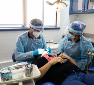 Suprema dejó firme una indemnización por negligencia dental de $12,6 millones contra una clínica de Concepción por tratamiento de implantes.