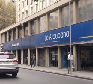 La Corte Suprema determinó que La Araucana actuó arbitrariamente al reanudar los descuentos de un crédito social sin notificar previamente al trabajador. La entidad deberá cesar las deducciones, restituir el dinero retenido y someterse a la fiscalización de la SUSESO.