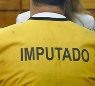 El Tribunal de Juicio Oral en lo Penal de Temuco condenó a A.L.M.C. a 12 años de presidio efectivo por los delitos consumados y reiterados de violación y estupro de menor de 14 años. Los hechos fueron acreditados entre 2019 y 2024 en la comuna de Cunco.